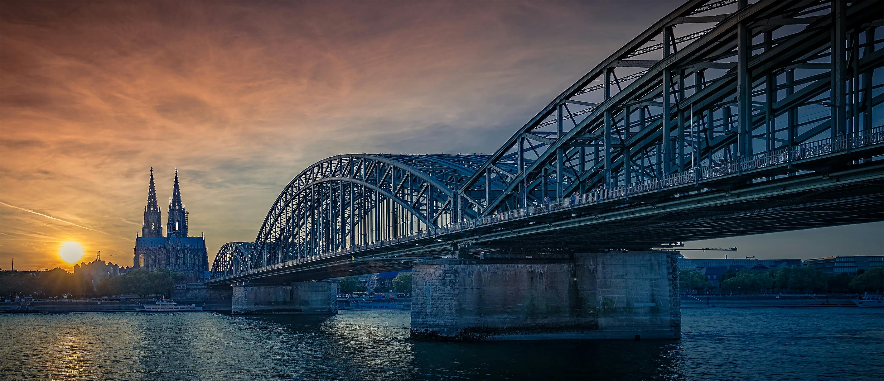 Kölner Dom und Hohenzollernbrücke im Rheinland